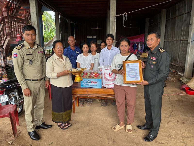 លោកស្រី សែម ចាន់ថូ បានចុះប្រគល់ថវិកាបេឡាមរណសង្គ្រោះចំនួន ៤លានរៀល ជូនដល់គ្រួសារសពសមាជិក ស.អ.ក ឈ្មោះ ហួន វ៉ាន