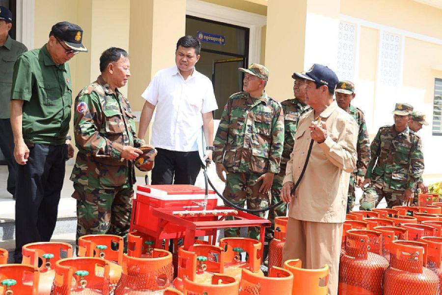 ឯកឧត្តមកិត្តិសង្គហបណ្ឌិត គន់ គីម បានអញ្ជើញប្រគល់ប្រដាប់បញ្ជូលហ្គាស និងធុងហ្គាសចែកជូនកងកម្លាំងជួរមុខឈរជើងតាមបន្ទាត់ព្រំដែន - Image 6