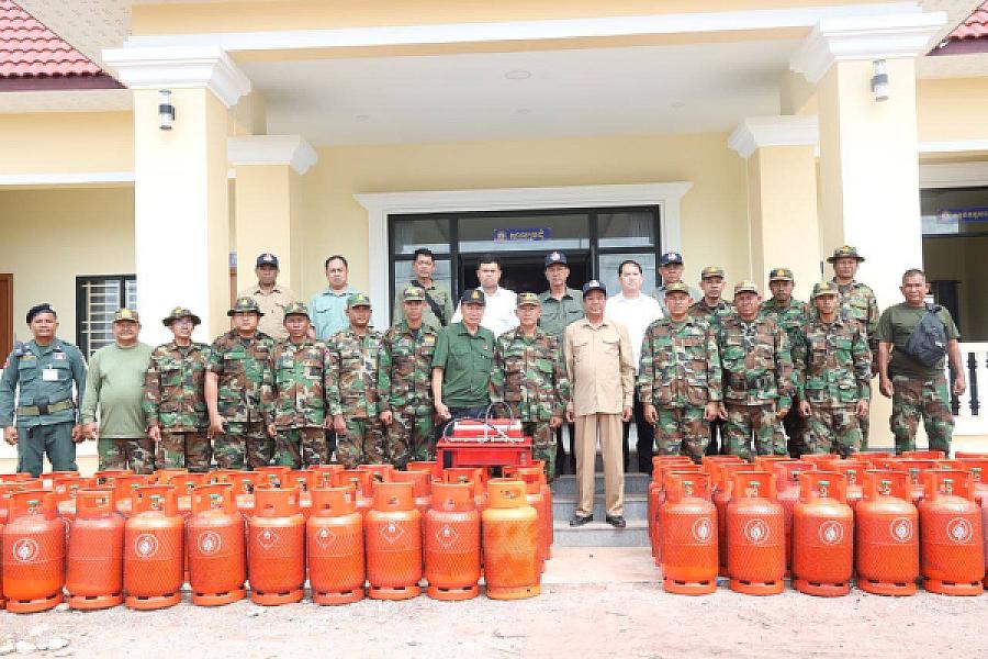 ឯកឧត្តមកិត្តិសង្គហបណ្ឌិត គន់ គីម បានអញ្ជើញប្រគល់ប្រដាប់បញ្ជូលហ្គាស និងធុងហ្គាសចែកជូនកងកម្លាំងជួរមុខឈរជើងតាមបន្ទាត់ព្រំដែន - Image 7