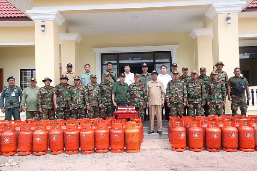 ឯកឧត្តមកិត្តិសង្គហបណ្ឌិត គន់ គីម បានអញ្ជើញប្រគល់ប្រដាប់បញ្ជូលហ្គាស និងធុងហ្គាសចែកជូនកងកម្លាំងជួរមុខឈរជើងតាមបន្ទាត់ព្រំដែន - Image 8