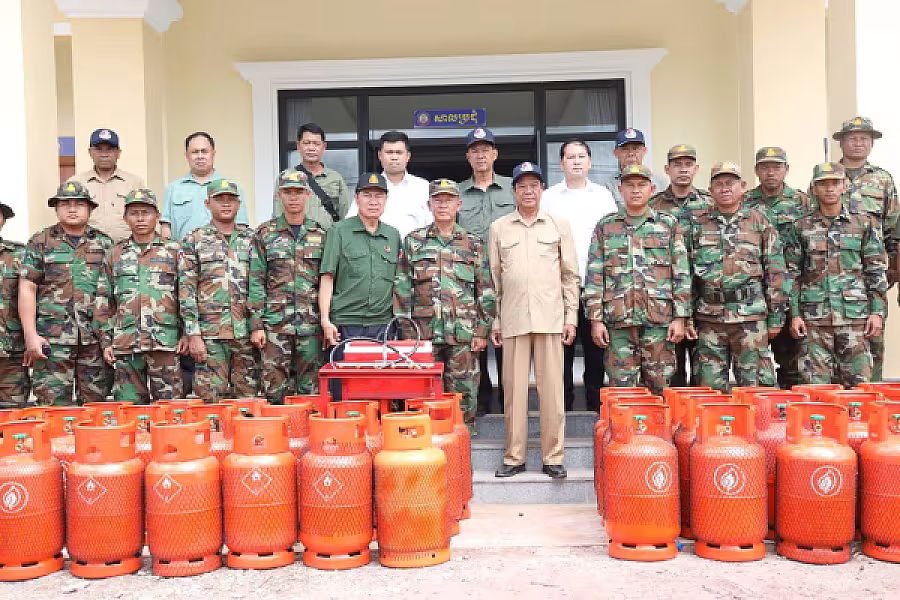 ឯកឧត្តមកិត្តិសង្គហបណ្ឌិត គន់ គីម បានអញ្ជើញប្រគល់ប្រដាប់បញ្ជូលហ្គាស និងធុងហ្គាសចែកជូនកងកម្លាំងជួរមុខឈរជើងតាមបន្ទាត់ព្រំដែន - Image 9