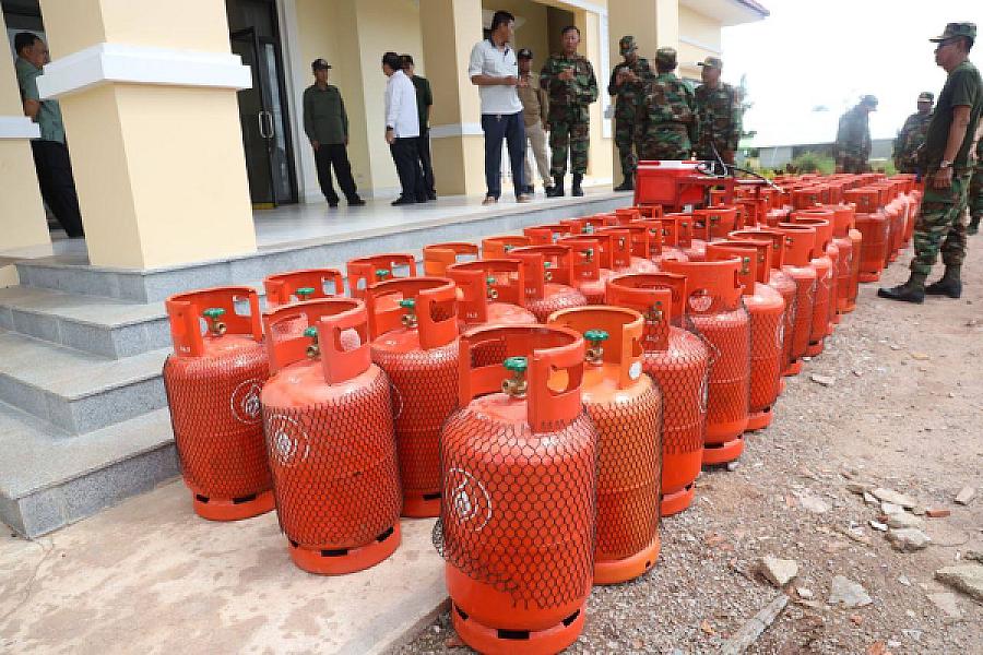 ឯកឧត្តមកិត្តិសង្គហបណ្ឌិត គន់ គីម បានអញ្ជើញប្រគល់ប្រដាប់បញ្ជូលហ្គាស និងធុងហ្គាសចែកជូនកងកម្លាំងជួរមុខឈរជើងតាមបន្ទាត់ព្រំដែន - Image 10