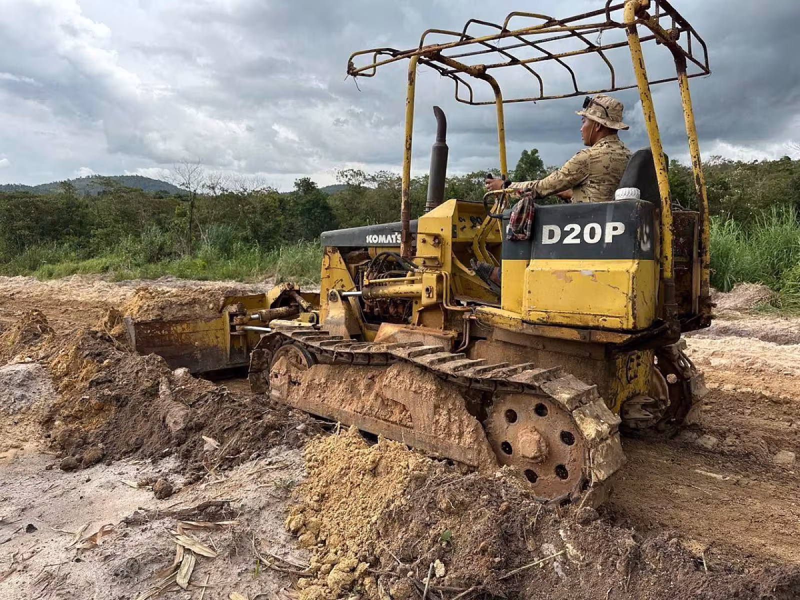 ឯកឧត្តម អេង ចំរើន ផ្ដល់ថវិកាសាងសង់ផ្លូវគ្រួសក្រហមប្រវែង ៥៥០ម៉ែត្រ ក្នុងដីសម្បទានសង្គមកិច្ចខេត្តព្រះសីហនុ