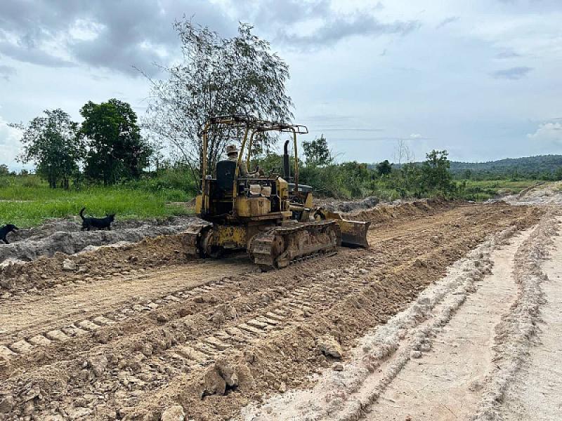 ឯកឧត្តម អេង ចំរើន ផ្ដល់ថវិកាសាងសង់ផ្លូវគ្រួសក្រហមប្រវែង ៥៥០ម៉ែត្រ ក្នុងដីសម្បទានសង្គមកិច្ចខេត្តព្រះសីហនុ - Image 2