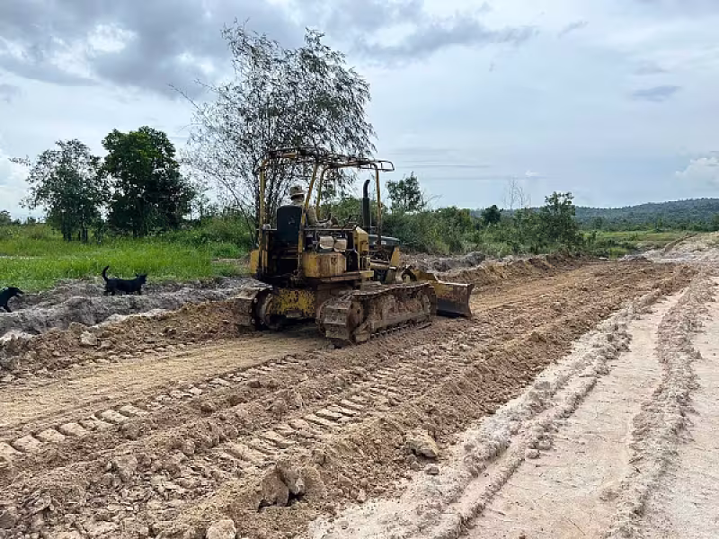 ឯកឧត្តម អេង ចំរើន ផ្ដល់ថវិកាសាងសង់ផ្លូវគ្រួសក្រហមប្រវែង ៥៥០ម៉ែត្រ ក្នុងដីសម្បទានសង្គមកិច្ចខេត្តព្រះសីហនុ - Image 2