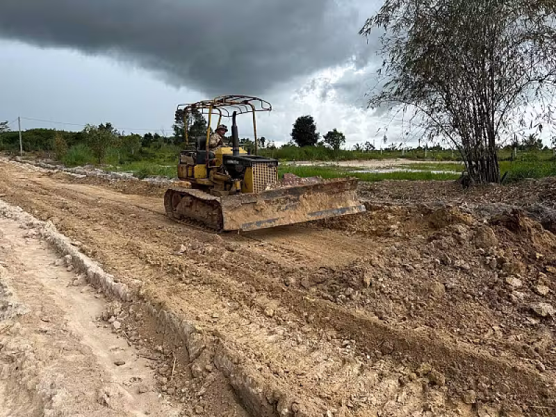 ឯកឧត្តម អេង ចំរើន ផ្ដល់ថវិកាសាងសង់ផ្លូវគ្រួសក្រហមប្រវែង ៥៥០ម៉ែត្រ ក្នុងដីសម្បទានសង្គមកិច្ចខេត្តព្រះសីហនុ - Image 3