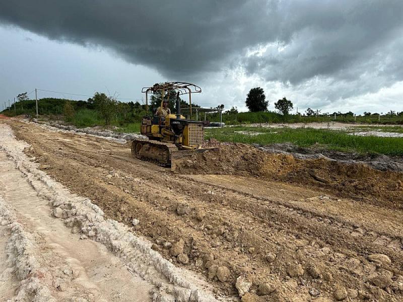 ឯកឧត្តម អេង ចំរើន ផ្ដល់ថវិកាសាងសង់ផ្លូវគ្រួសក្រហមប្រវែង ៥៥០ម៉ែត្រ ក្នុងដីសម្បទានសង្គមកិច្ចខេត្តព្រះសីហនុ - Image 5