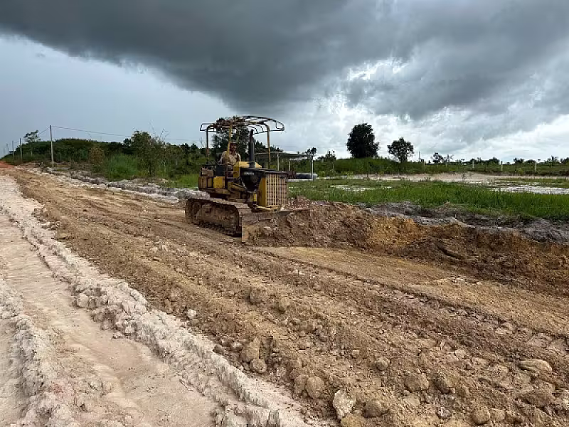 ឯកឧត្តម អេង ចំរើន ផ្ដល់ថវិកាសាងសង់ផ្លូវគ្រួសក្រហមប្រវែង ៥៥០ម៉ែត្រ ក្នុងដីសម្បទានសង្គមកិច្ចខេត្តព្រះសីហនុ - Image 5