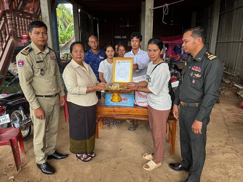 លោកស្រី សែម ចាន់ថូ បានចុះប្រគល់ថវិកាបេឡាមរណសង្គ្រោះចំនួន ៤លានរៀល ជូនដល់គ្រួសារសពសមាជិក ស.អ.ក ឈ្មោះ ហួន វ៉ាន - Image 2