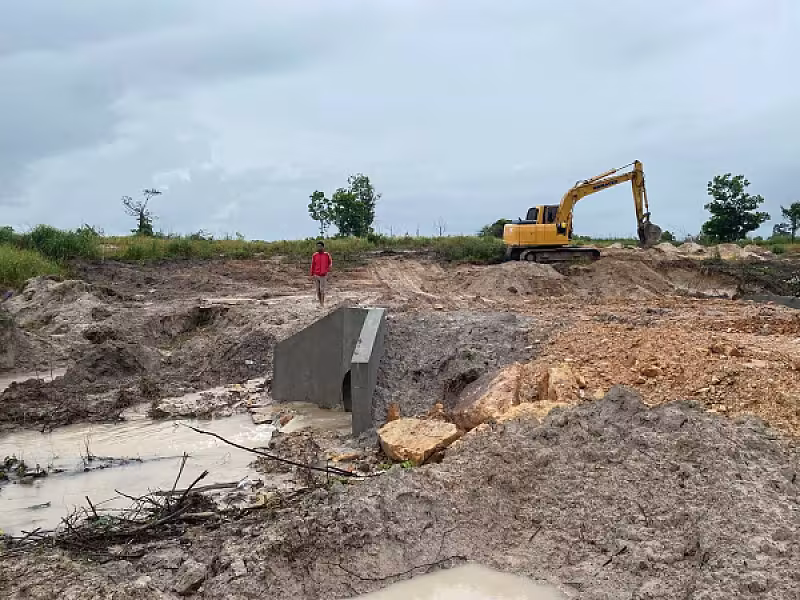 ឯកឧត្តម អេង ចំរើន ផ្ដល់ថវិកាសាងសង់ផ្លូវគ្រួសក្រហមប្រវែង ៥៥០ម៉ែត្រ ក្នុងដីសម្បទានសង្គមកិច្ចខេត្តព្រះសីហនុ - Image 6