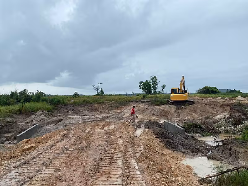 ឯកឧត្តម អេង ចំរើន ផ្ដល់ថវិកាសាងសង់ផ្លូវគ្រួសក្រហមប្រវែង ៥៥០ម៉ែត្រ ក្នុងដីសម្បទានសង្គមកិច្ចខេត្តព្រះសីហនុ - Image 8