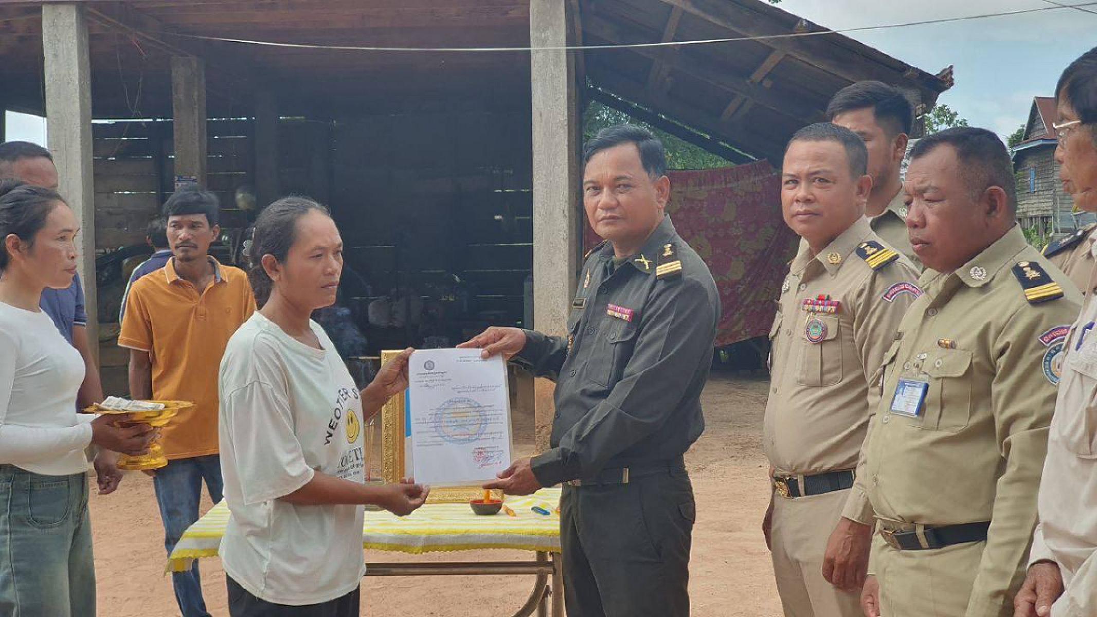 ស.អ.ក ខេត្តឧត្ដរមានជ័យ នាំយកថវិកាបេឡាមរណសង្រ្គោះជូនគ្រួសារនៃសពអតីតយុទ្ធជន៤គ្រួសារ