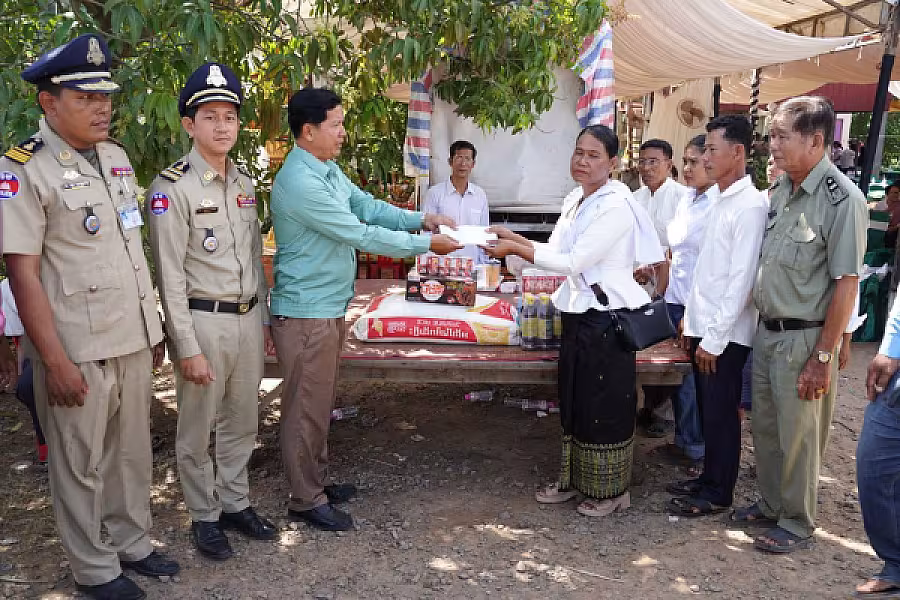 លោក រុន ប៉ូលី បានចុះប្រគល់ថវិកាបេឡាមរណសង្គ្រោះចំនួន ៤លានរៀល ជូនដល់គ្រួសារសពឈ្មោះ ផាត់ ឌឹម - Image 2