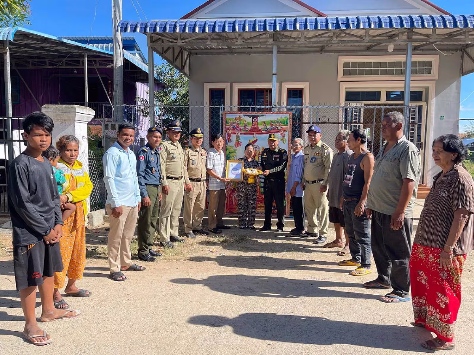 ស.អ.ក ខេត្តកំពង់ស្ពឺ នាំយកថវិកាបេឡាមរណសង្គ្រោះជូនគ្រួសារសពសមាជិកអតីតយុទ្ធជនមួយគ្រួសារ