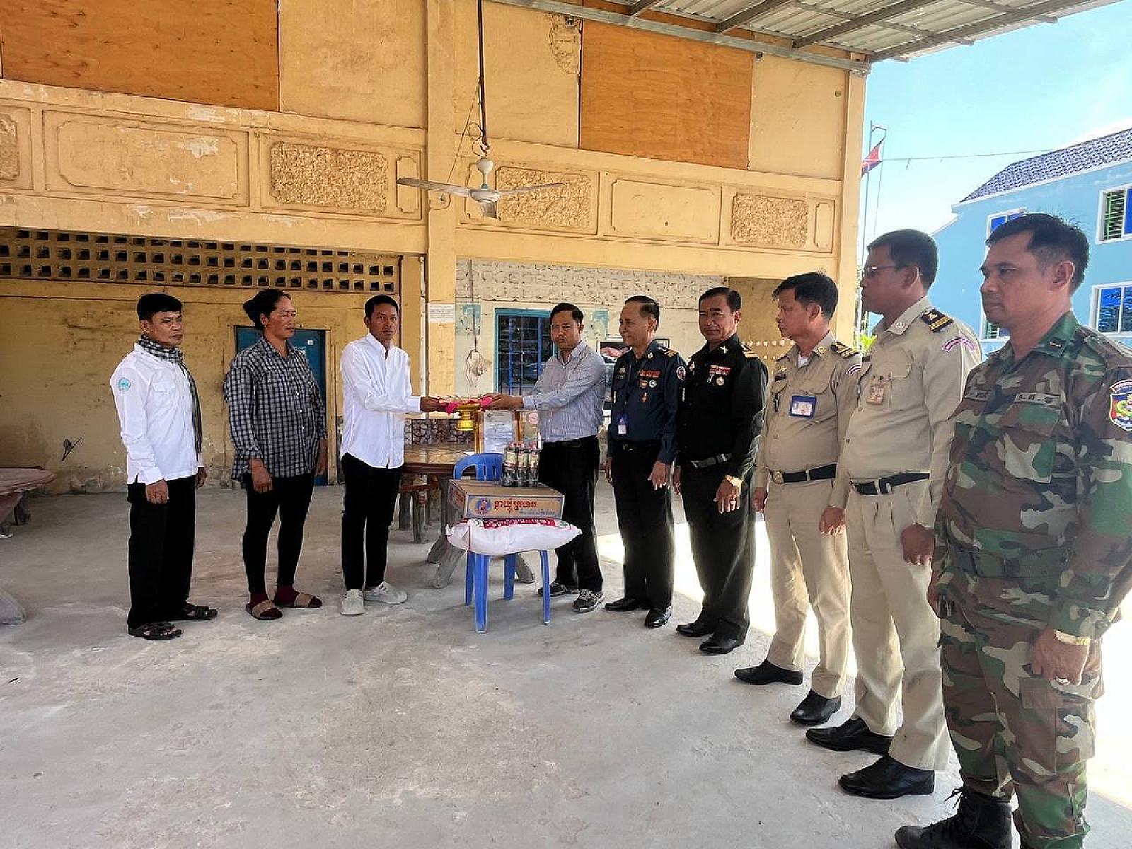 ស.អ.ក.ខេត្តតាកែវ នាំយកថវិកាបេឡាមរណសង្រ្គោះជូនគ្រួសារសពអតីតយុទ្ធជន៥គ្រួសារ