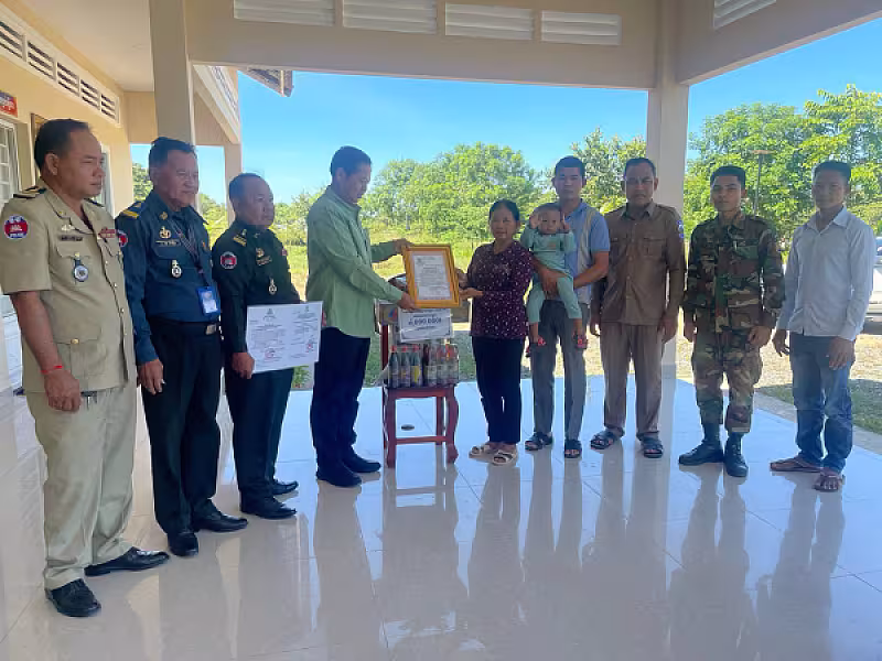 ស.អ.ក.ខេត្តតាកែវ នាំយកថវិកាបេឡាមរណសង្រ្គោះជូនគ្រួសារសពអតីតយុទ្ធជន៥គ្រួសារ - Image 4