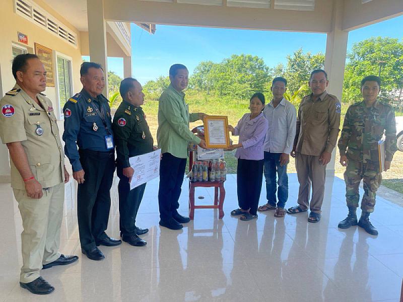 ស.អ.ក.ខេត្តតាកែវ នាំយកថវិកាបេឡាមរណសង្រ្គោះជូនគ្រួសារសពអតីតយុទ្ធជន៥គ្រួសារ - Image 5