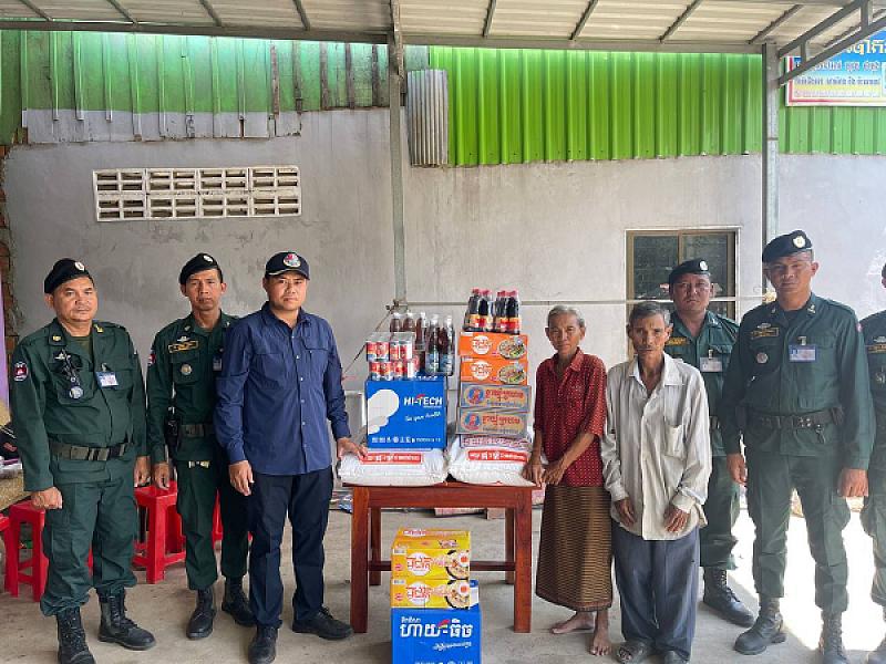 អំណោយសម្តេចកិត្តិព្រឹទ្ធបណ្ឌិត ប៊ុន រ៉ានី បានប្រគល់ជូនគ្រួសារយោធិនដែលជួបការលំបាក - Image 4