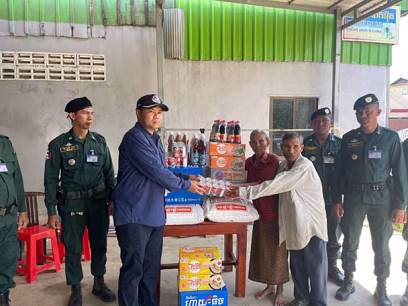 អំណោយសម្តេចកិត្តិព្រឹទ្ធបណ្ឌិត ប៊ុន រ៉ានី បានប្រគល់ជូនគ្រួសារយោធិនដែលជួបការលំបាក - Image 5