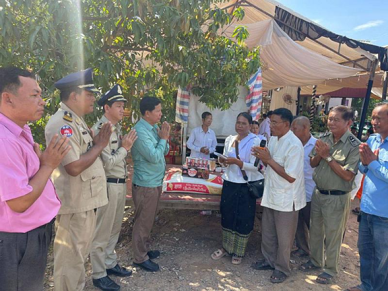 លោក រុន ប៉ូលី បានចុះប្រគល់ថវិកាបេឡាមរណសង្គ្រោះចំនួន ៤លានរៀល ជូនដល់គ្រួសារសពឈ្មោះ ផាត់ ឌឹម - Image 4