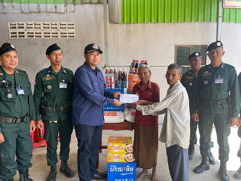 អំណោយសម្តេចកិត្តិព្រឹទ្ធបណ្ឌិត ប៊ុន រ៉ានី បានប្រគល់ជូនគ្រួសារយោធិនដែលជួបការលំបាក - Image 6