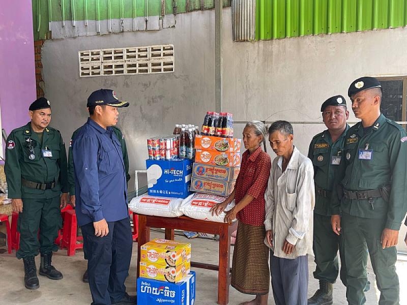 អំណោយសម្តេចកិត្តិព្រឹទ្ធបណ្ឌិត ប៊ុន រ៉ានី បានប្រគល់ជូនគ្រួសារយោធិនដែលជួបការលំបាក - Image 7