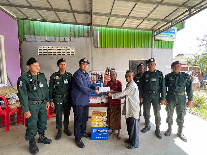 អំណោយសម្តេចកិត្តិព្រឹទ្ធបណ្ឌិត ប៊ុន រ៉ានី បានប្រគល់ជូនគ្រួសារយោធិនដែលជួបការលំបាក - Image 8