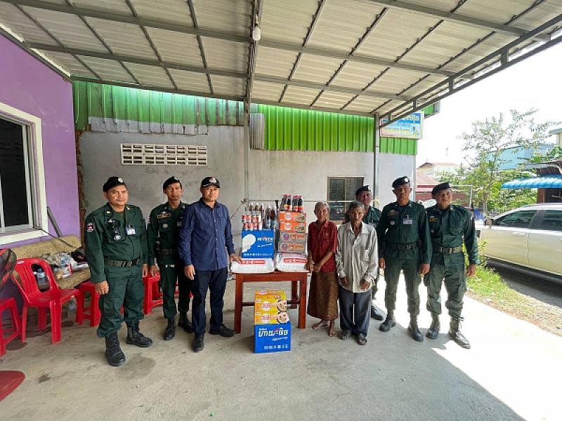 អំណោយសម្តេចកិត្តិព្រឹទ្ធបណ្ឌិត ប៊ុន រ៉ានី បានប្រគល់ជូនគ្រួសារយោធិនដែលជួបការលំបាក - Image 9