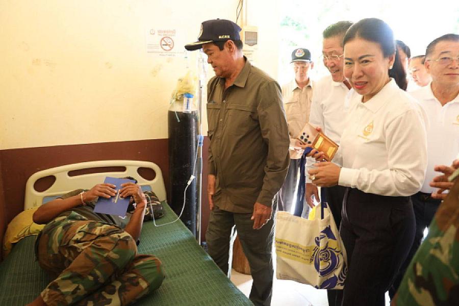 សមាគមឧកញ៉ាកម្ពុជា នាំយកថវិកាជូនកងទ័ពសម្រាកព្យាបាលរបួស ក្នុងខេត្តឧត្តរមានជ័យ