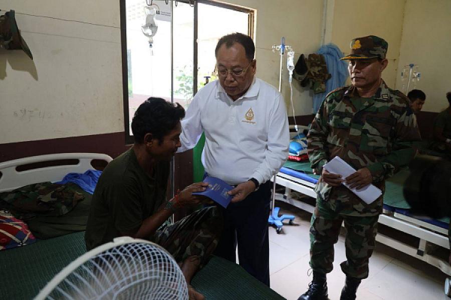 សមាគមឧកញ៉ាកម្ពុជា នាំយកថវិកាជូនកងទ័ពសម្រាកព្យាបាលរបួស ក្នុងខេត្តឧត្តរមានជ័យ - Image 2