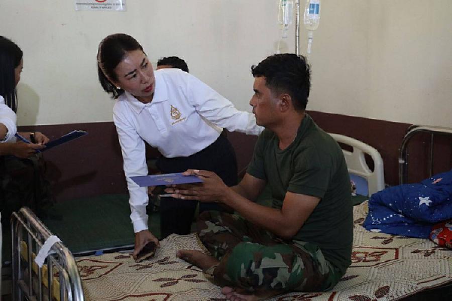 សមាគមឧកញ៉ាកម្ពុជា នាំយកថវិកាជូនកងទ័ពសម្រាកព្យាបាលរបួស ក្នុងខេត្តឧត្តរមានជ័យ - Image 3