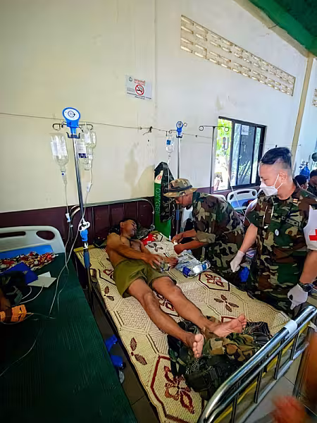 សមាគមឧកញ៉ាកម្ពុជា នាំយកថវិកាជូនកងទ័ពសម្រាកព្យាបាលរបួស ក្នុងខេត្តឧត្តរមានជ័យ - Image 5