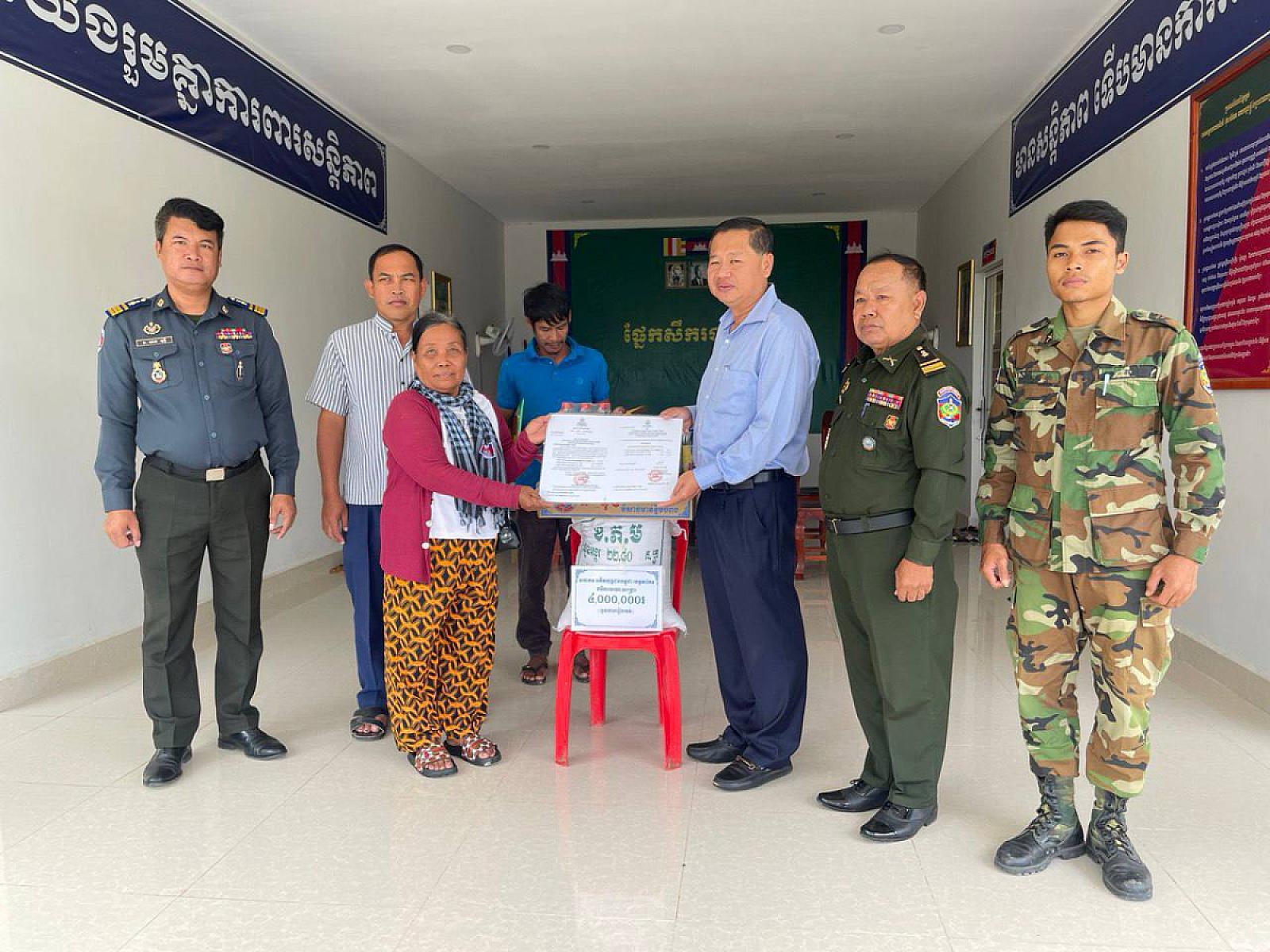 លោកឧត្តមសេនីយ៍ត្រី នាង សុភារ៉ា បានចាត់តំណាងប្រគល់ថវិកាបេឡាមរណសង្រ្គោះចំនួន ៤លានរៀល ដល់សមាជិកស.អ.ក ឈ្មោះ ម៉ក់ យ៉ន