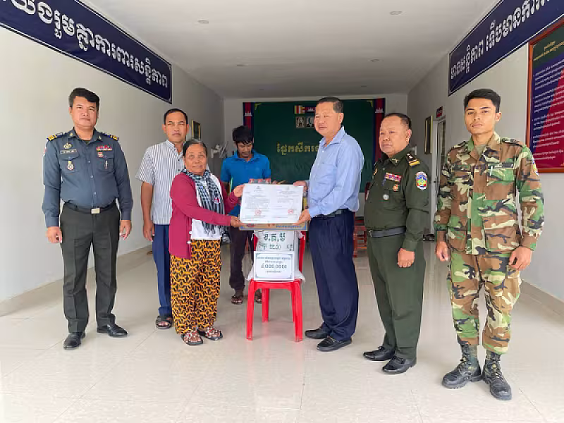 លោកឧត្តមសេនីយ៍ត្រី នាង សុភារ៉ា បានចាត់តំណាងប្រគល់ថវិកាបេឡាមរណសង្រ្គោះចំនួន ៤លានរៀល ដល់សមាជិកស.អ.ក ឈ្មោះ ម៉ក់ យ៉ន