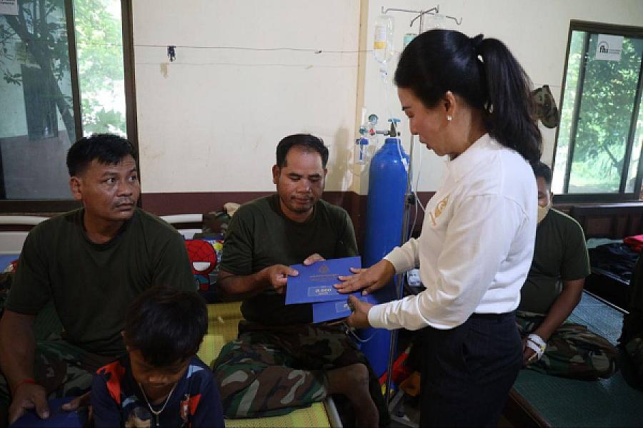 សមាគមឧកញ៉ាកម្ពុជា នាំយកថវិកាជូនកងទ័ពសម្រាកព្យាបាលរបួស ក្នុងខេត្តឧត្តរមានជ័យ - Image 10