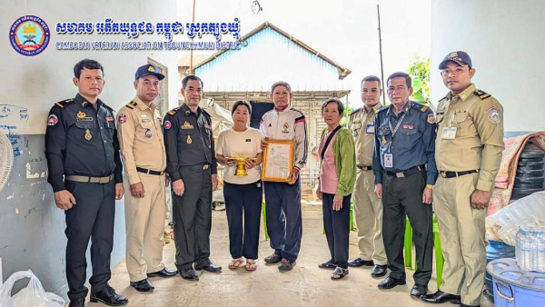 ស.អ.ក ខេត្តត្បូងឃ្មុំ នាំយកថវិកាបេឡាមរណសង្គ្រោះជូនដល់គ្រួសារនៃសពអតីតយុទ្ធជន០៨គ្រួសារ