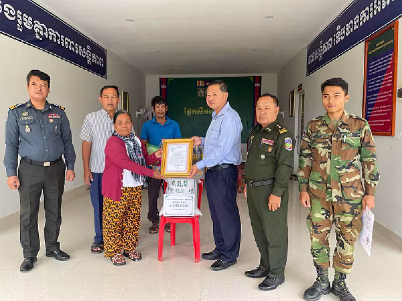 លោកឧត្តមសេនីយ៍ត្រី នាង សុភារ៉ា បានចាត់តំណាងប្រគល់ថវិកាបេឡាមរណសង្រ្គោះចំនួន ៤លានរៀល ដល់សមាជិកស.អ.ក ឈ្មោះ ម៉ក់ យ៉ន - Image 2