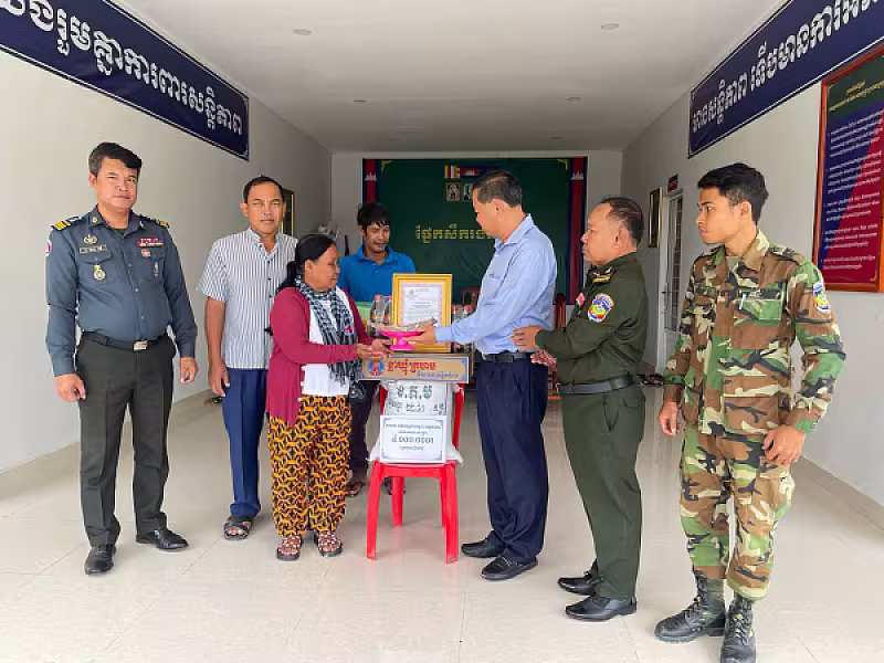 លោកឧត្តមសេនីយ៍ត្រី នាង សុភារ៉ា បានចាត់តំណាងប្រគល់ថវិកាបេឡាមរណសង្រ្គោះចំនួន ៤លានរៀល ដល់សមាជិកស.អ.ក ឈ្មោះ ម៉ក់ យ៉ន - Image 3