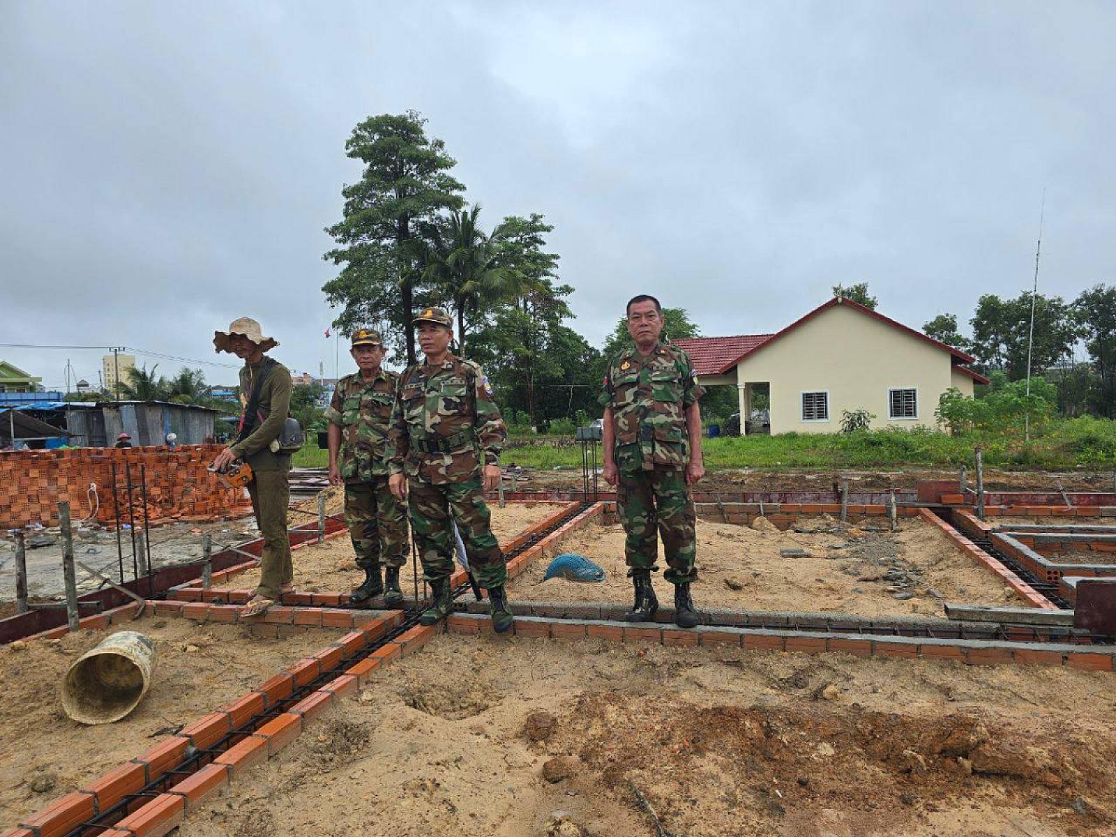 ឧត្ដមសេនីយ៍ត្រី នូវ សំអុល ចុះពិនិត្យការងារសាងសង់ទីស្នាក់ការសមាគមអតីតយុទ្ធជនកម្ពុជា ក្នុងខេត្តព្រះសីហនុ