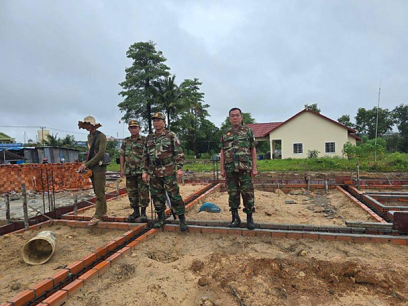 ឧត្ដមសេនីយ៍ត្រី នូវ សំអុល ចុះពិនិត្យការងារសាងសង់ទីស្នាក់ការសមាគមអតីតយុទ្ធជនកម្ពុជា ក្នុងខេត្តព្រះសីហនុ