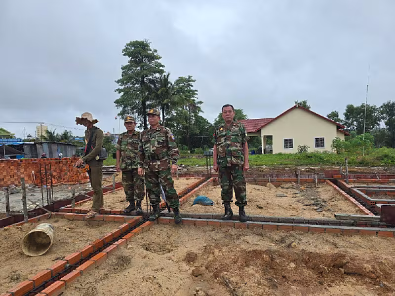 ឧត្ដមសេនីយ៍ត្រី នូវ សំអុល ចុះពិនិត្យការងារសាងសង់ទីស្នាក់ការសមាគមអតីតយុទ្ធជនកម្ពុជា ក្នុងខេត្តព្រះសីហនុ