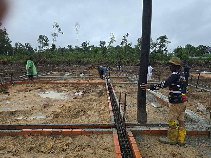 ឧត្ដមសេនីយ៍ត្រី នូវ សំអុល ចុះពិនិត្យការងារសាងសង់ទីស្នាក់ការសមាគមអតីតយុទ្ធជនកម្ពុជា ក្នុងខេត្តព្រះសីហនុ - Image 3