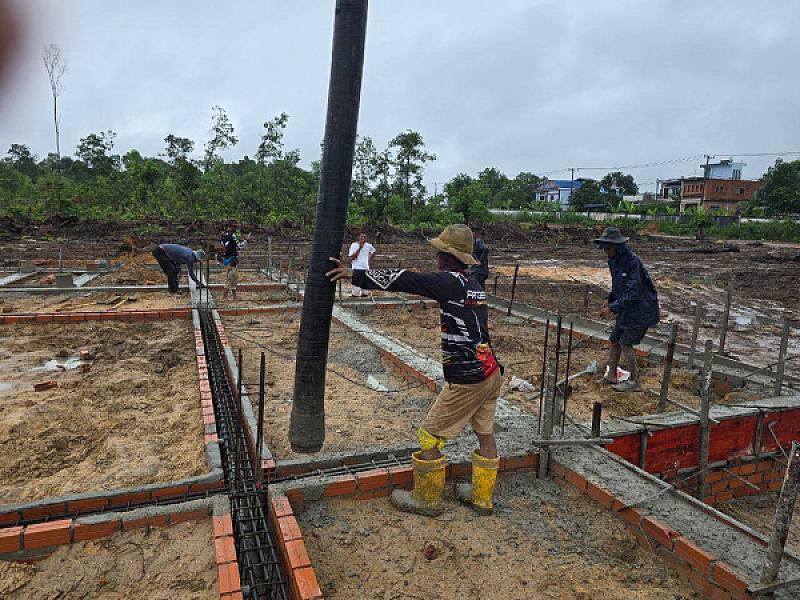 ឧត្ដមសេនីយ៍ត្រី នូវ សំអុល ចុះពិនិត្យការងារសាងសង់ទីស្នាក់ការសមាគមអតីតយុទ្ធជនកម្ពុជា ក្នុងខេត្តព្រះសីហនុ - Image 4