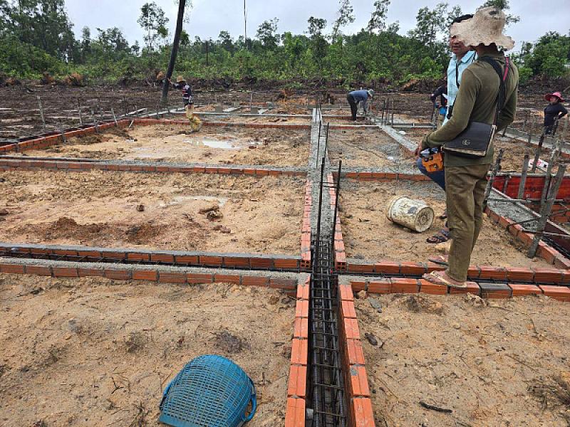 ឧត្ដមសេនីយ៍ត្រី នូវ សំអុល ចុះពិនិត្យការងារសាងសង់ទីស្នាក់ការសមាគមអតីតយុទ្ធជនកម្ពុជា ក្នុងខេត្តព្រះសីហនុ - Image 5