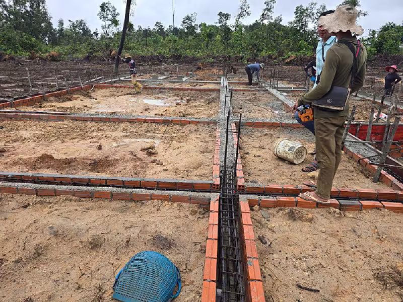 ឧត្ដមសេនីយ៍ត្រី នូវ សំអុល ចុះពិនិត្យការងារសាងសង់ទីស្នាក់ការសមាគមអតីតយុទ្ធជនកម្ពុជា ក្នុងខេត្តព្រះសីហនុ - Image 5