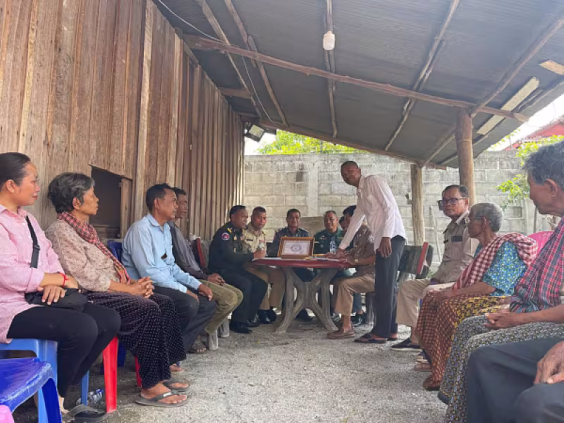 លោកវរសេនីយ៍ត្រី យ៉ែម សុខ និងក្រុមការងារបាននាំយកថវិកាបេឡាមរណសង្គ្រោះចំនួន ៤លានរៀល ប្រគល់ជូនគ្រួសារសមាជិក ស.អ.ក ឈ្មោះ ហង ហុីម