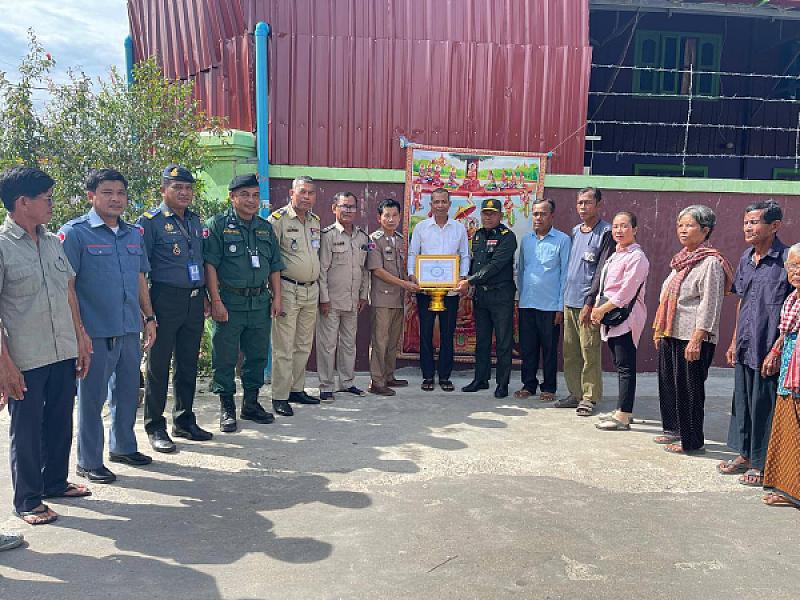 លោកវរសេនីយ៍ត្រី យ៉ែម សុខ និងក្រុមការងារបាននាំយកថវិកាបេឡាមរណសង្គ្រោះចំនួន ៤លានរៀល ប្រគល់ជូនគ្រួសារសមាជិក ស.អ.ក ឈ្មោះ ហង ហុីម - Image 2