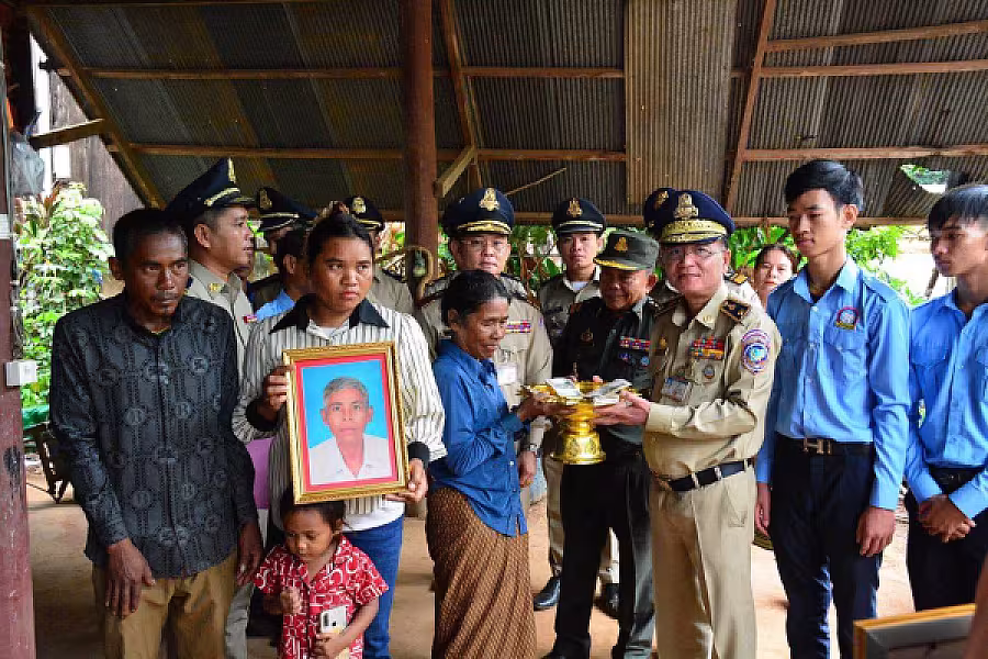 ស.អ.ក ខេត្តសៀមរាប នាំយកថវិកាបេឡាមរណសង្គ្រោះជូនគ្រួសារសពអតីតយុទ្ធជន ១១គ្រួសារ - Image 2