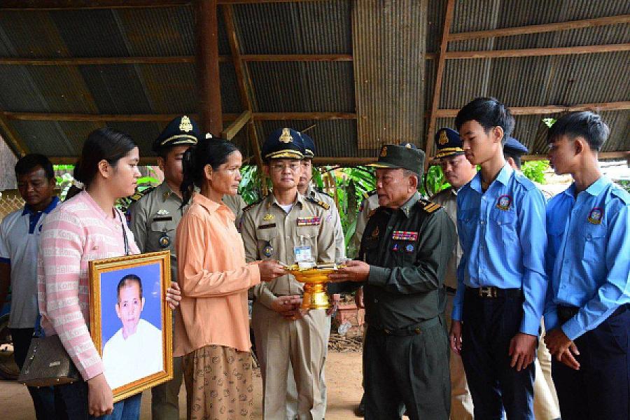 ស.អ.ក ខេត្តសៀមរាប នាំយកថវិកាបេឡាមរណសង្គ្រោះជូនគ្រួសារសពអតីតយុទ្ធជន ១១គ្រួសារ - Image 3