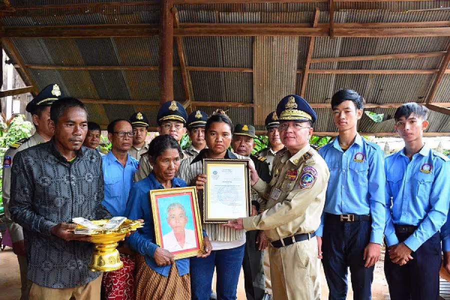 ស.អ.ក ខេត្តសៀមរាប នាំយកថវិកាបេឡាមរណសង្គ្រោះជូនគ្រួសារសពអតីតយុទ្ធជន ១១គ្រួសារ - Image 7